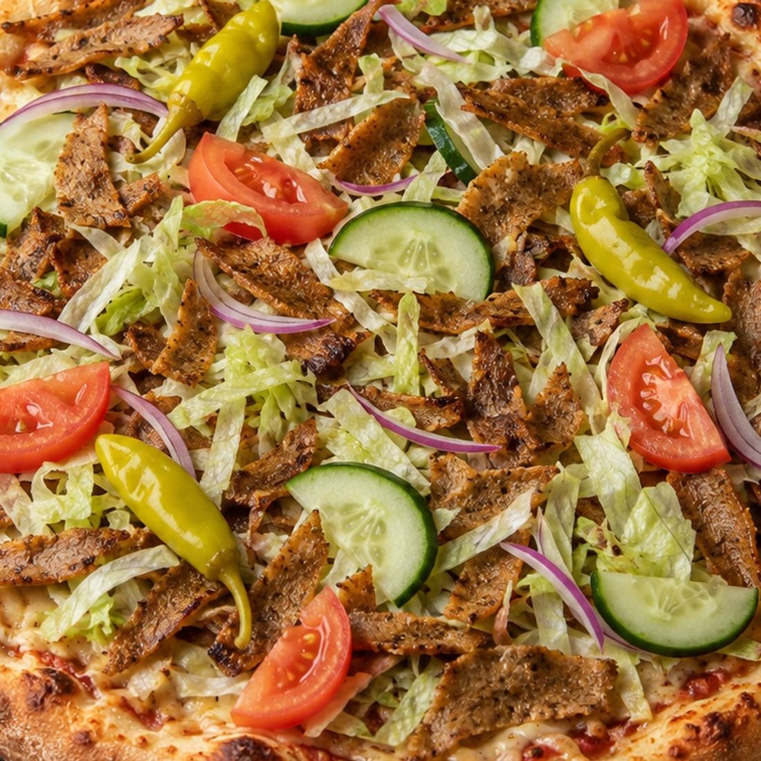 Vegansk kebabpizza med sallad och grönsaker